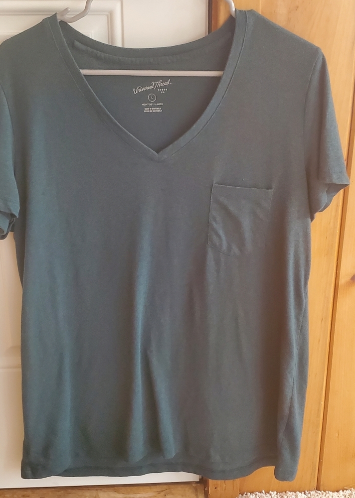 Universal Thread women's large v-neck tee